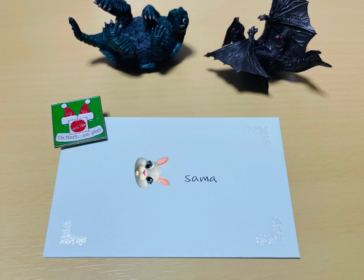 help_the_moth's tweet image. 母がくれるバースデーカードにはピンバッジが付いている