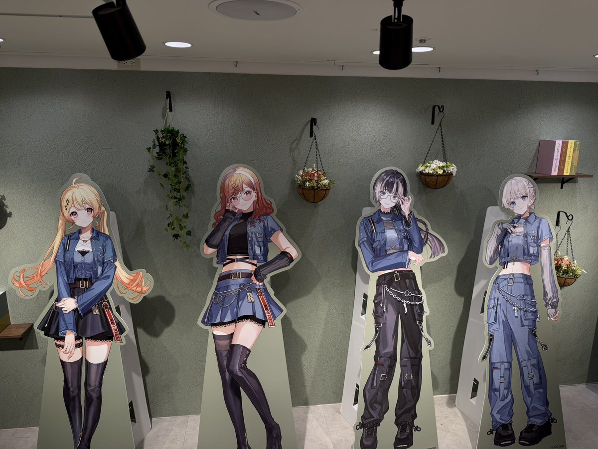 makidera9's tweet image. 渋谷をReGLOSSの曲&amp;amp;ボイスと一緒に巡れて楽しかった！！

HMVのポップアップストア、TSUTAYAのフワモコフィギュアも見れて一石二鳥どころでは無いのでオススメです。

ポスカやアクスタで祭壇作りました。
#ReGLOSS
 #ReGLOSS渋谷さんぽ