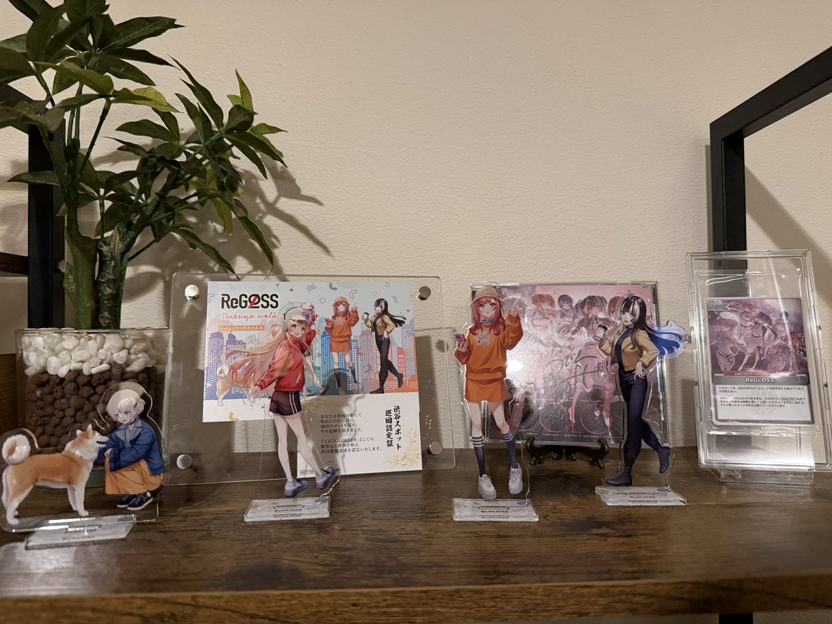 makidera9's tweet image. 渋谷をReGLOSSの曲&amp;amp;ボイスと一緒に巡れて楽しかった！！

HMVのポップアップストア、TSUTAYAのフワモコフィギュアも見れて一石二鳥どころでは無いのでオススメです。

ポスカやアクスタで祭壇作りました。
#ReGLOSS
 #ReGLOSS渋谷さんぽ