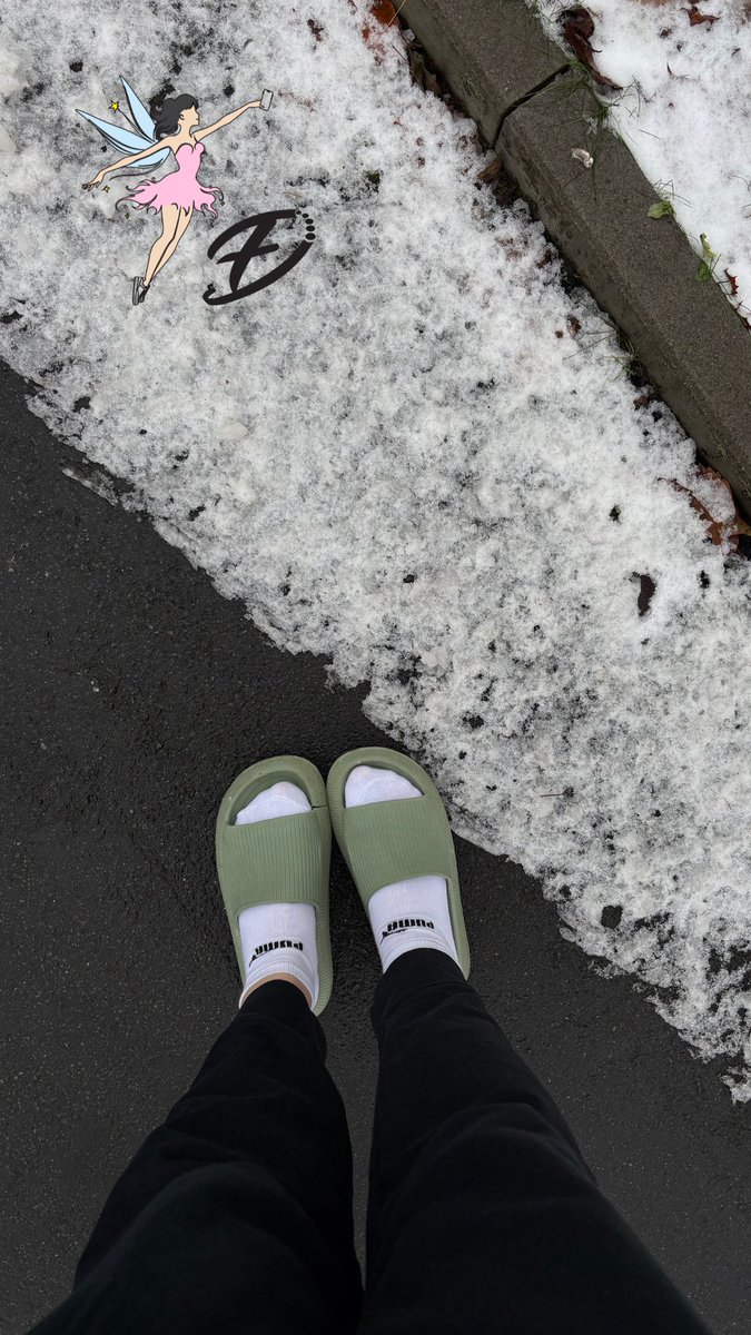 fairy_diary_com's tweet photo. Helena with her house shoes and white sneakersocks from Puma also in the snow today in the morning 😍 ❄️ #fairydiary #fairy #diary #snow #winter #winterfeet #pummys #houseshoes #sneakersocks #puma #pumasocks #whitesneakersocks #whitesocks #sockmodel #socklovers #sockfetish #fetish