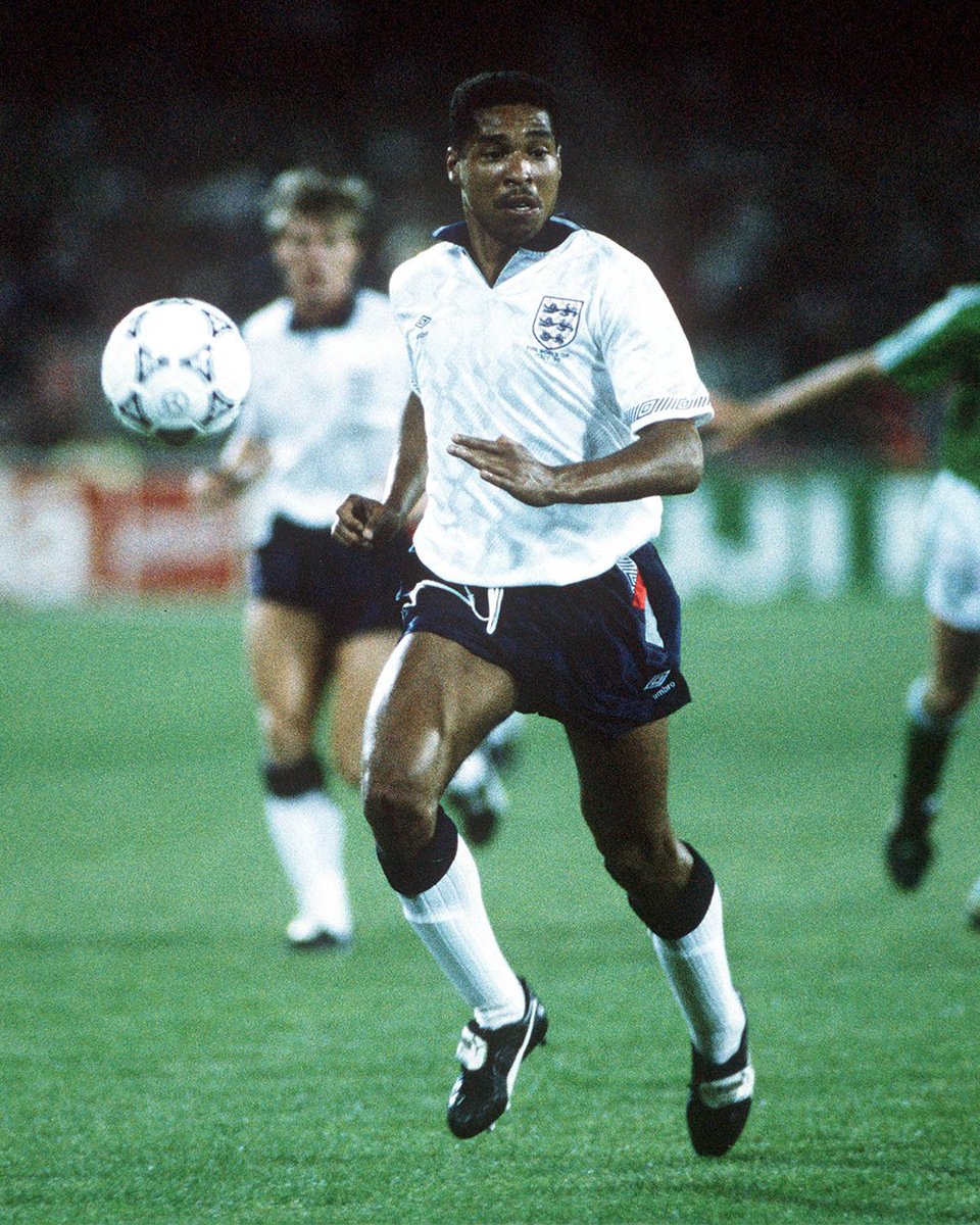 Wishing former #ThreeLions defender Des Walker a very happy birthday! 🎂