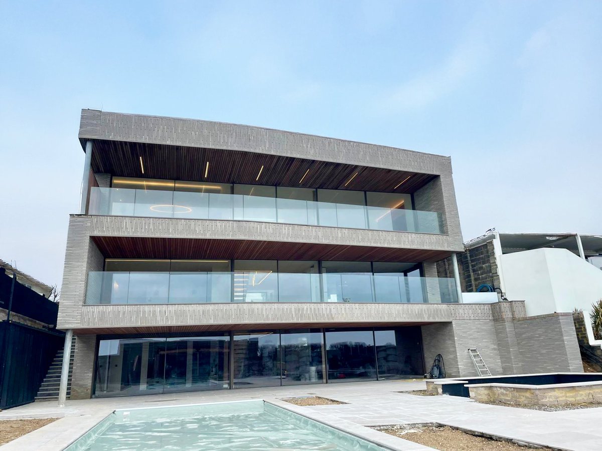 QEDStructures's tweet image. 42 Brighton Road – Project Refresh

This was a new-build development sitting right on Lancing beach, offering high-end coastal living with sea views. 

This project had a dramatic transformation.

View more of our projects here
qedstructures.com/projects/?utm_…

#ProjectRefresh #WestSussex