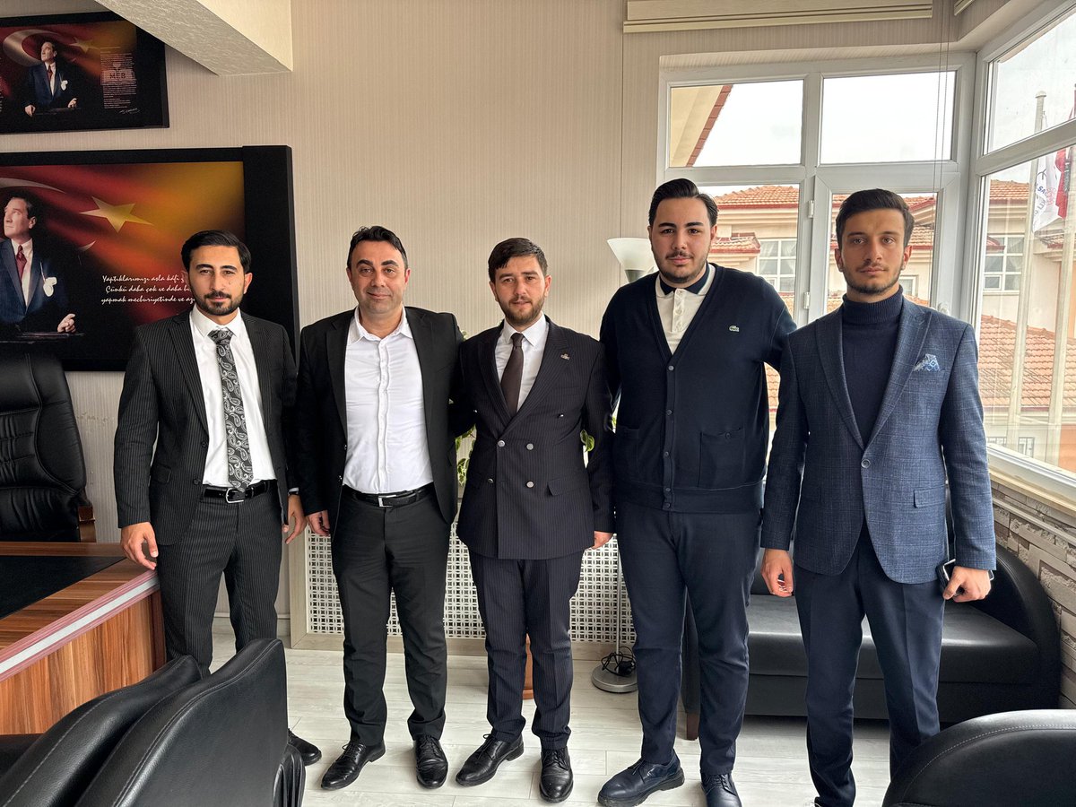 AkGenclikcubuk's tweet photo. Ak Parti Çubuk Gençlik Kolları Başkanımız Sayın Uhud Bağcı, yürütme ve yönetim kurulu üyelerimizle birlikte 24 Kasım Öğretmenler Günü münasebetiyle düzenlenen programlara katılmış, öğretmenlerimizin Öğretmenler Günü'nü kutlamışlardır. https://t.co/rgawMa3tu9