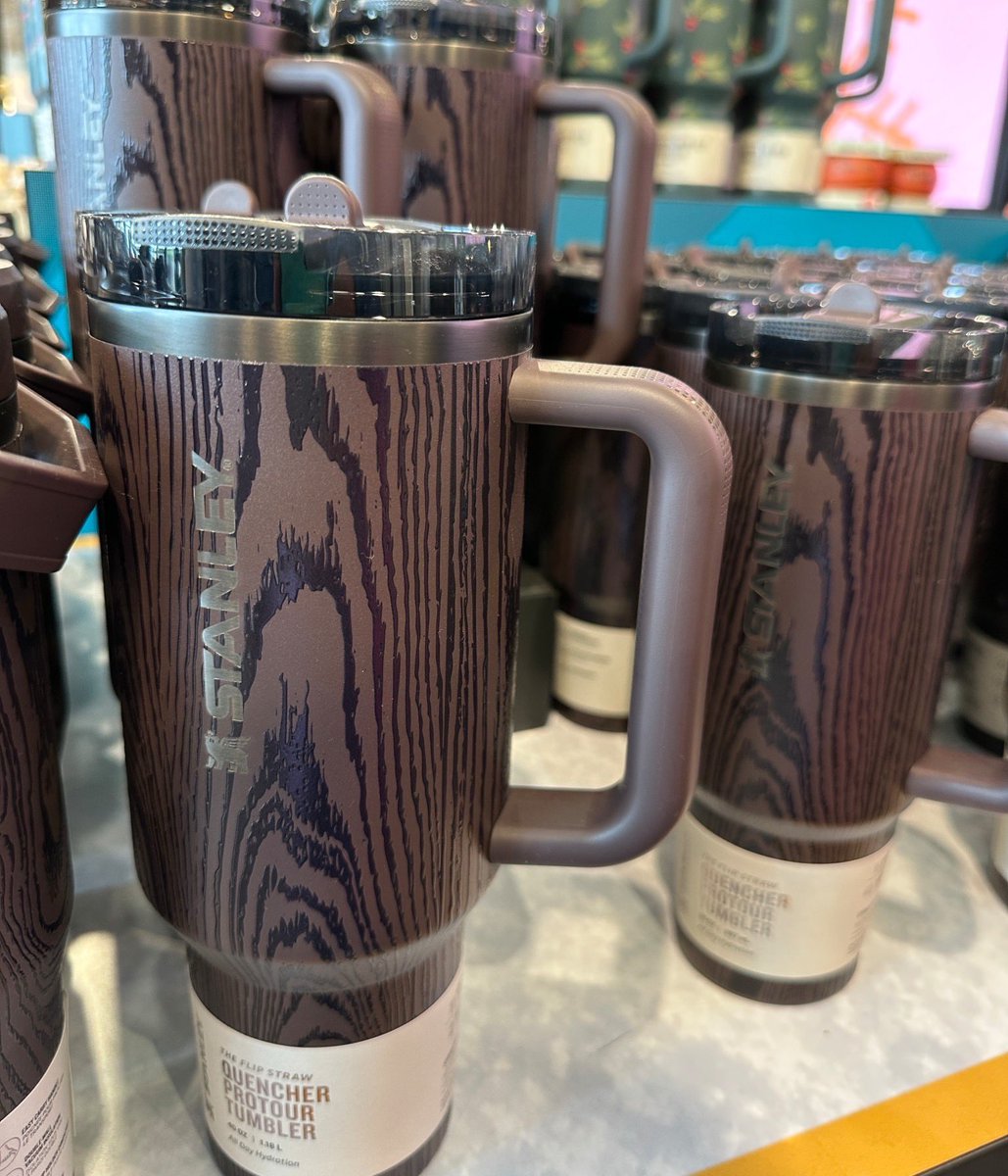 Dastylishfoodie's tweet image. Stanley quencher cups are always a hot item for Christmas. I love this NEW one, Redwood Wood Grain cup. This one is apart of the new Cheers &amp;amp; Cheer Collection. #Stanley #Cups #CheersandCheerCollection #ChristmasGifts 
#LTKHoliday
@shop.ltk
Shop below 👇🏽
liketk.it/5z9P8