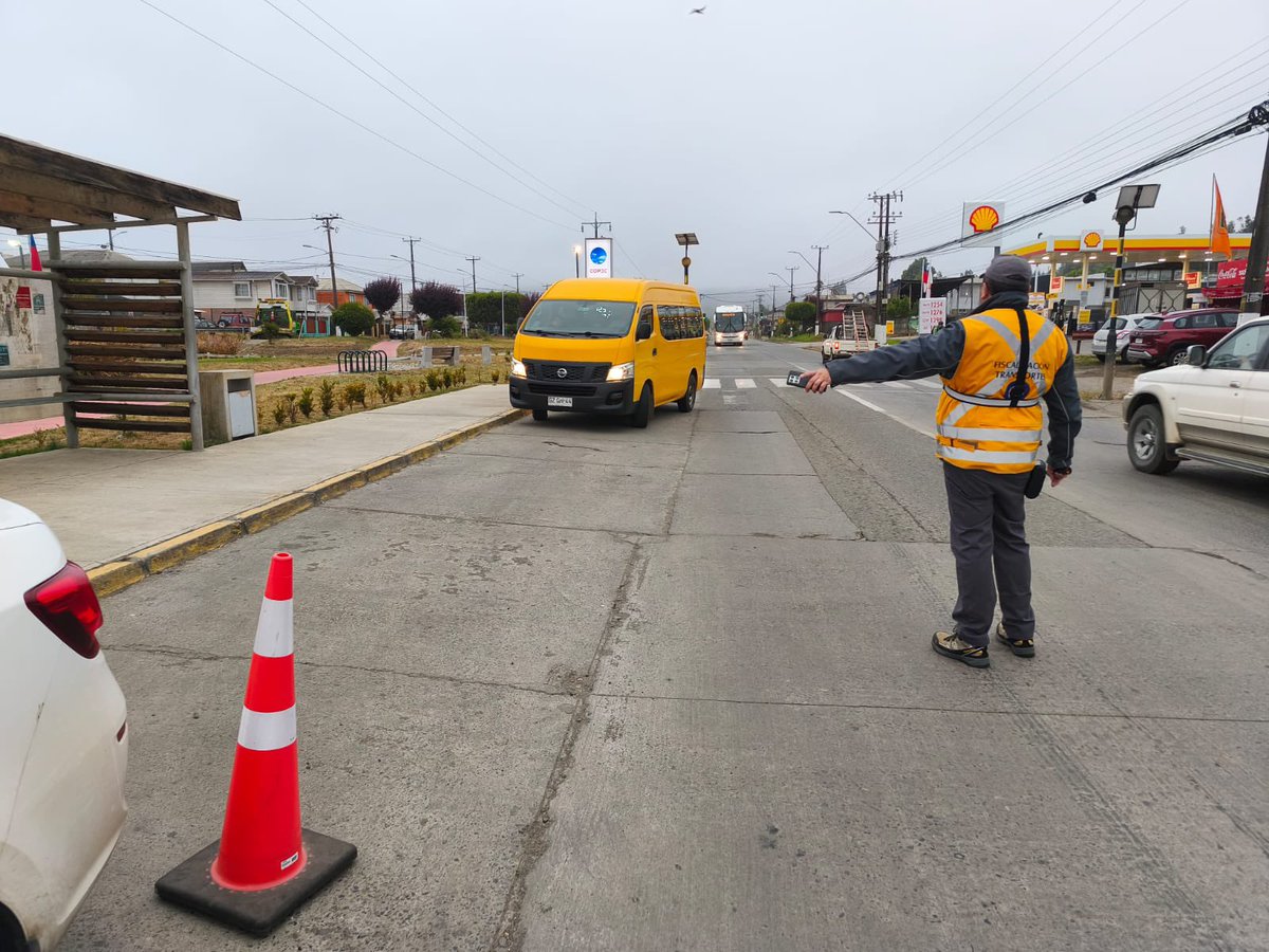 Hoy en las regiones de Biobío y Los Ríos, inspectores(as) de <a href="/Fisca_MTT/">Division de Fiscalización de Transportes</a> realizan controles a servicios de transporte escolares. Fiscalizando documentación además de condiciones técnicas y de seguridad. Porque #FiscalizarEsProteger en todo Chile 🇨🇱.