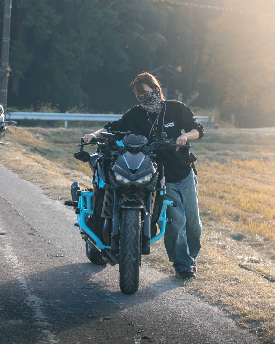 VinayManohar5's tweet image. 静けさの中に佇む一台。
エンジンをかける前の、この一瞬がいちばん好き。
今日も最高の景色へ。
#バイク写真 #Kawasaki #ツーリング日和