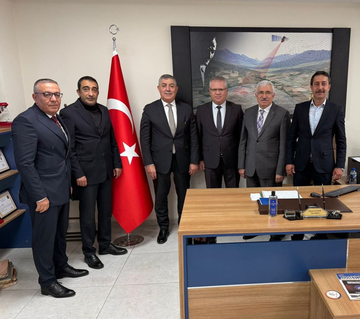 Kırşehirli Dernekler Federasyonu olarak  hemşerilerimiz,Yenimahalle Tapu Müdürü  Hanifi YURTERİ ve müdür yardımcısı Faruk SOLMAZ’a hayırlı olsun ziyaretinde bulunduk.