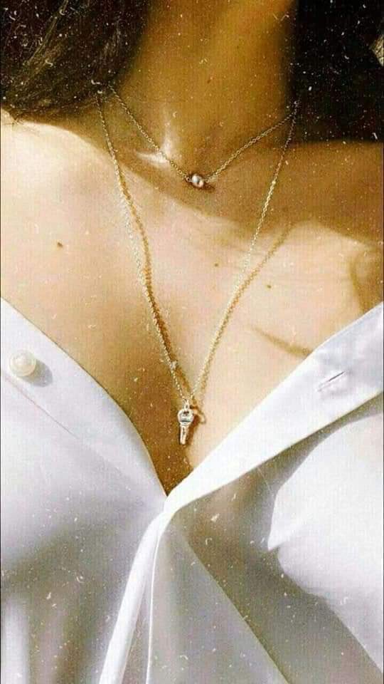 العاشق وهو يحرّص على محبوبته من السلسال :

بشويش لامنّك لبسته ، وبرفوق 
خطر على الصدر الحرير يتخمّش

حرام ماكنّك من الطين مخلوق 
ما به جمال إلا وجنبك .. يهمّش 

#انتقاء