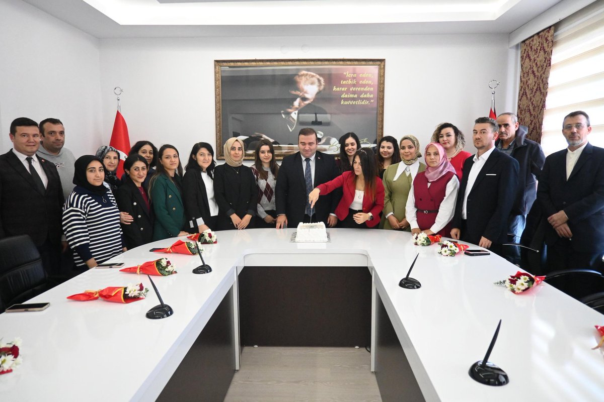 Düzenlenen programın ardından kaymakamımız Sayın Mücahit Ünal, ilçemiz öğretmenlerini makamında ağırlayarak kendilerinin öğretmenler gününü tebrik etti. Sevgili öğretmenlerimize pasta ve çiçek takdimi yapıldıktan sonra öğretmenlerimizin görüş ve talepleri dinlenerek eğitime dair