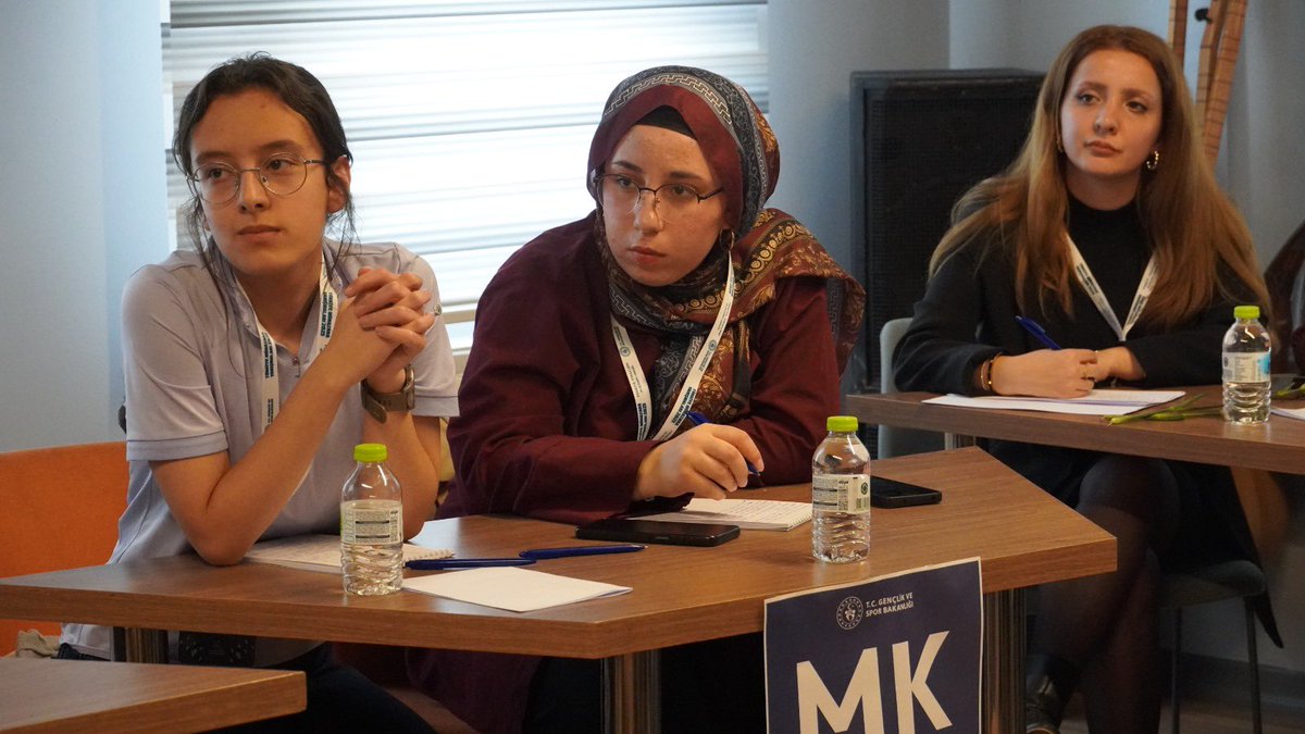 Türkiye Münazara Yarışmaları Finali başladı! 🎤💬

Mantığını, hitabetini, genel kültürünü ve ekip ruhunu aynı anda sınayan bu büyük yolculukta şimdi final zamanı! 

Söz Türkiye’nin gençlerinde.💬

#Münazara