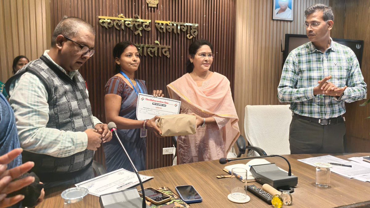 CEOChhattisgarh's tweet image. जिला निर्वाचन अधिकारी सुश्री दिव्या उमेश मिश्रा (कलेक्टर बालोद) द्वारा 100% प्रतिशत डिजिटाइजेशन करने वाले BLO सुश्री समता साहू, सुश्री त्रिवेणी, सुश्री कल्पना टंडन और सुश्री संगीता गजभिये का सम्मान किया गया।

#SIR #EnumerationForm #Balod #District #Voter