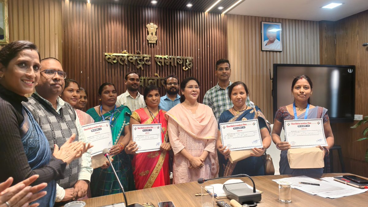 CEOChhattisgarh's tweet image. जिला निर्वाचन अधिकारी सुश्री दिव्या उमेश मिश्रा (कलेक्टर बालोद) द्वारा 100% प्रतिशत डिजिटाइजेशन करने वाले BLO सुश्री समता साहू, सुश्री त्रिवेणी, सुश्री कल्पना टंडन और सुश्री संगीता गजभिये का सम्मान किया गया।

#SIR #EnumerationForm #Balod #District #Voter