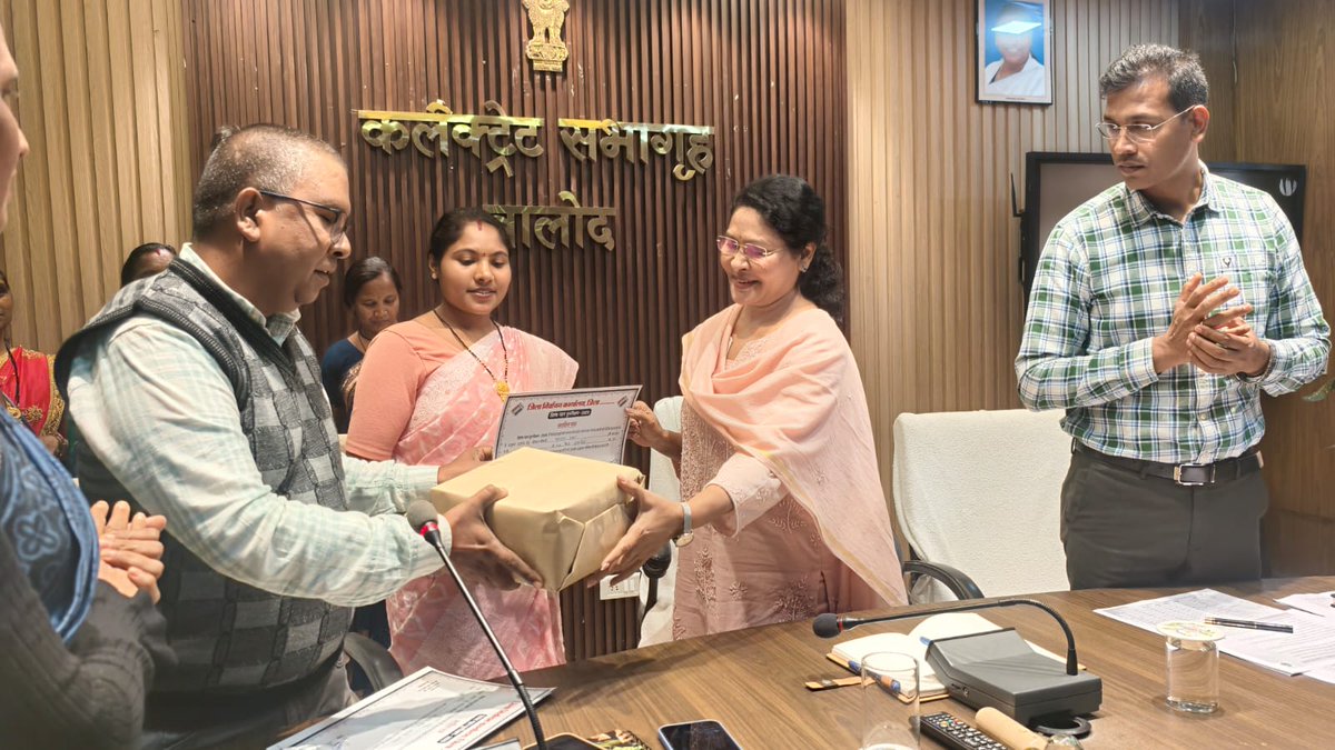 CEOChhattisgarh's tweet image. जिला निर्वाचन अधिकारी सुश्री दिव्या उमेश मिश्रा (कलेक्टर बालोद) द्वारा 100% प्रतिशत डिजिटाइजेशन करने वाले BLO सुश्री समता साहू, सुश्री त्रिवेणी, सुश्री कल्पना टंडन और सुश्री संगीता गजभिये का सम्मान किया गया।

#SIR #EnumerationForm #Balod #District #Voter