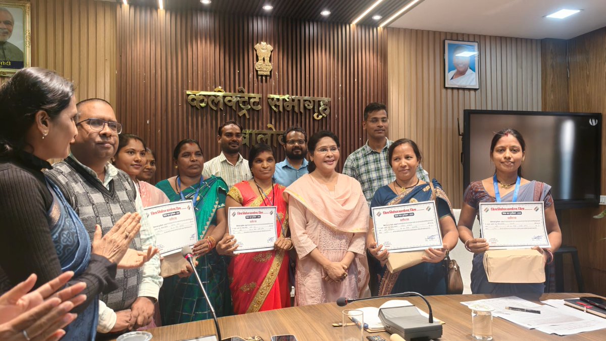 CEOChhattisgarh's tweet image. जिला निर्वाचन अधिकारी सुश्री दिव्या उमेश मिश्रा (कलेक्टर बालोद) द्वारा 100% प्रतिशत डिजिटाइजेशन करने वाले BLO सुश्री समता साहू, सुश्री त्रिवेणी, सुश्री कल्पना टंडन और सुश्री संगीता गजभिये का सम्मान किया गया।

#SIR #EnumerationForm #Balod #District #Voter