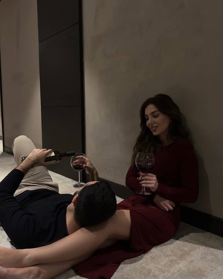 .
तेरी मोहब्बत पलकें छूकर गुज़रती है ,
और नींद दिल के दर पे ठहरती है ,
कहते हैं ख़्वाब झूठे होते हैं ,
पर तेरे ख़्वाबों में हर बात सच्ची लगती है….