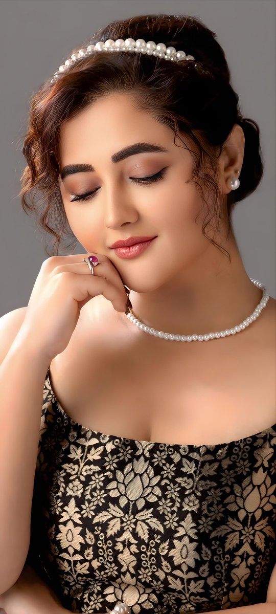 WallpaperIndian's tweet photo. A touch of divinity in every detail 
👑 Rashami Desai 🖤

#Rashami #RashamiDesai https://t.co/GWmh71t9cw