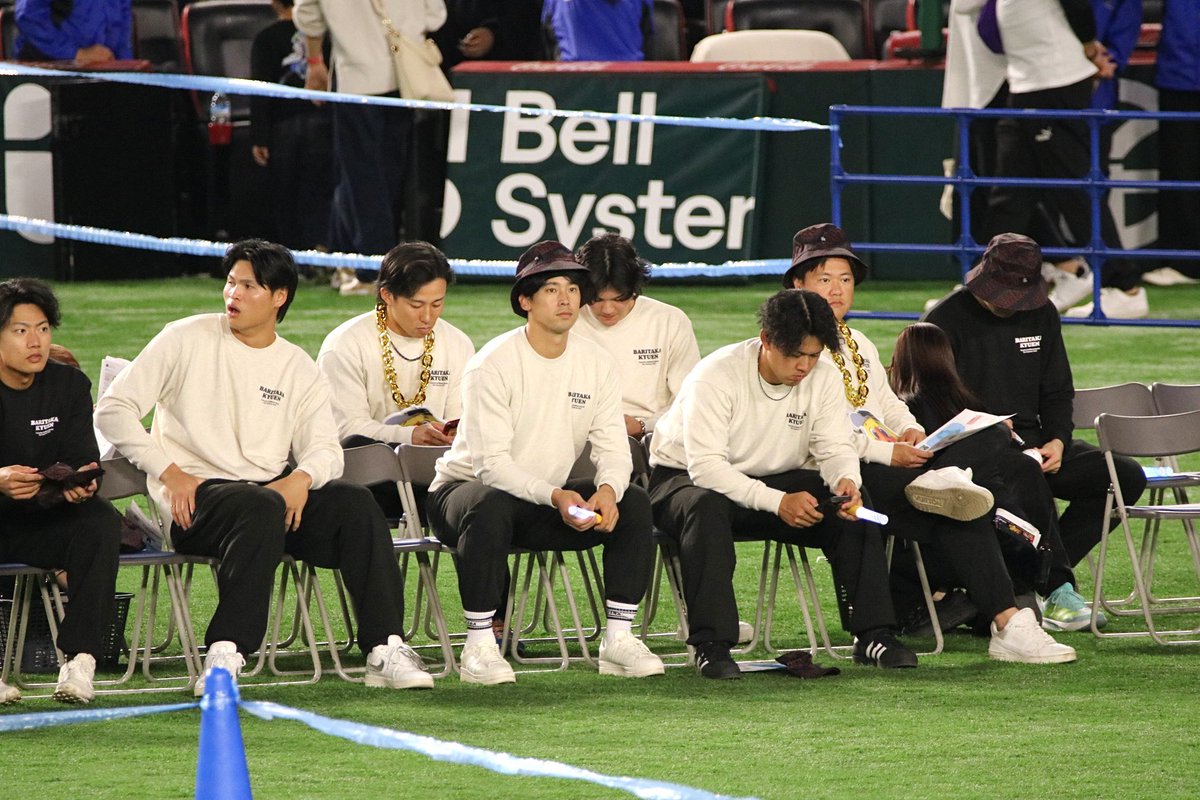 ファンフェスならでは(?)
過半数が携帯を触ってる時間(笑)

2025.11.24🏟️バリタカ球宴 📍PayPayドーム
#渡邉陸 #笹川吉康 #野村勇 #尾形崇斗 
#緒方理貢 #岩井俊介 #津森宥紀 
#sbhawks