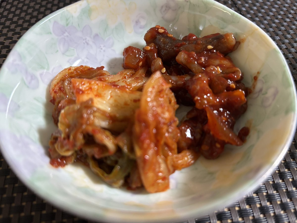 n4t2f's tweet image. 今日のツマミは日野ハードの帰りに買った故郷キムチの白菜キムチとタコキムチ😍