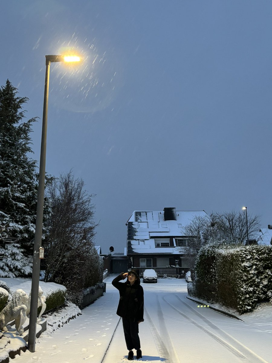 claesthete's tweet photo. first snow in deutschland ❄️⛄️🇩🇪ü https://t.co/uPNrOAFMiK