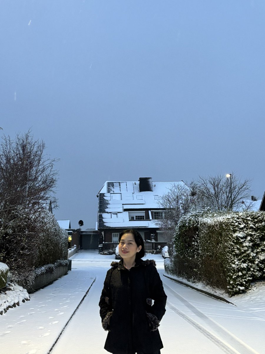 claesthete's tweet photo. first snow in deutschland ❄️⛄️🇩🇪ü https://t.co/uPNrOAFMiK