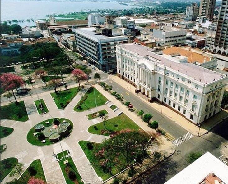 hyperFEDEX's tweet image. Opinión impopular: Esta plaza era muy linda pero hoy estaría igual de abandonada que la mayoría. Y hacerla toda de cemento permitió que se realicen más actividades culturales, punto de encuentro para manifestaciones, etc

Por ende hoy tiene más vida que las demás plazas.