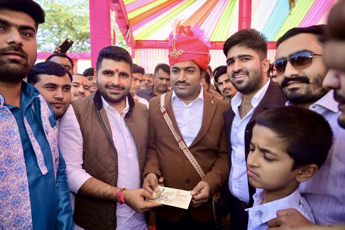 RavindraBhati__'s tweet image. आज संसदीय क्षेत्र के ग्राम डोली में श्री थान सिंह जी राजपुरोहित के विवाह समारोह में शिरकत कर परिवारजनों को शुभकामनाएं दी।

आप परिवारजनों द्वारा मिले आत्मीय स्नेह-सम्मान हेतु हृदयतल से कोटि-कोटि आभार ।