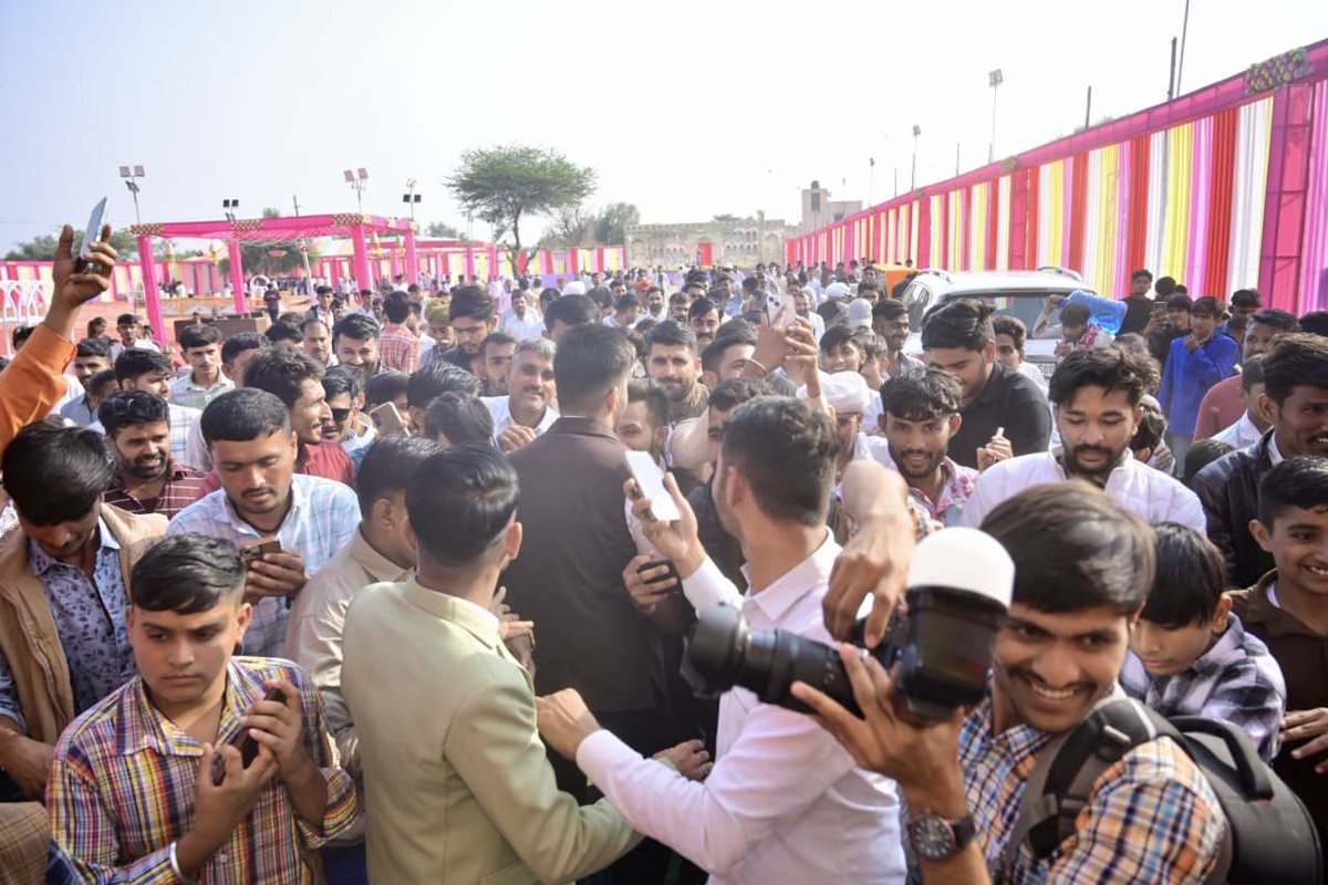 RavindraBhati__'s tweet image. आज संसदीय क्षेत्र के ग्राम डोली में श्री थान सिंह जी राजपुरोहित के विवाह समारोह में शिरकत कर परिवारजनों को शुभकामनाएं दी।

आप परिवारजनों द्वारा मिले आत्मीय स्नेह-सम्मान हेतु हृदयतल से कोटि-कोटि आभार ।