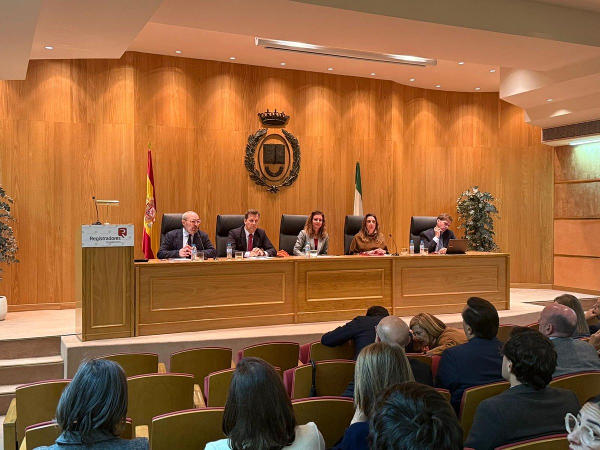 Recibimos la visita de la nueva Junta de <a href="/Registrador_es/">Registradores de España</a> presidida por Rosario Jiménez <a href="/CharoJi93710291/">Rosario Jiménez</a>, y de la que formará parte nuestro vocal de Universidades <a href="/SantiagoMOL/">Santiago Molina Illescas</a> que pasará a dirigir el Centro de Estudios Registrales 🍀