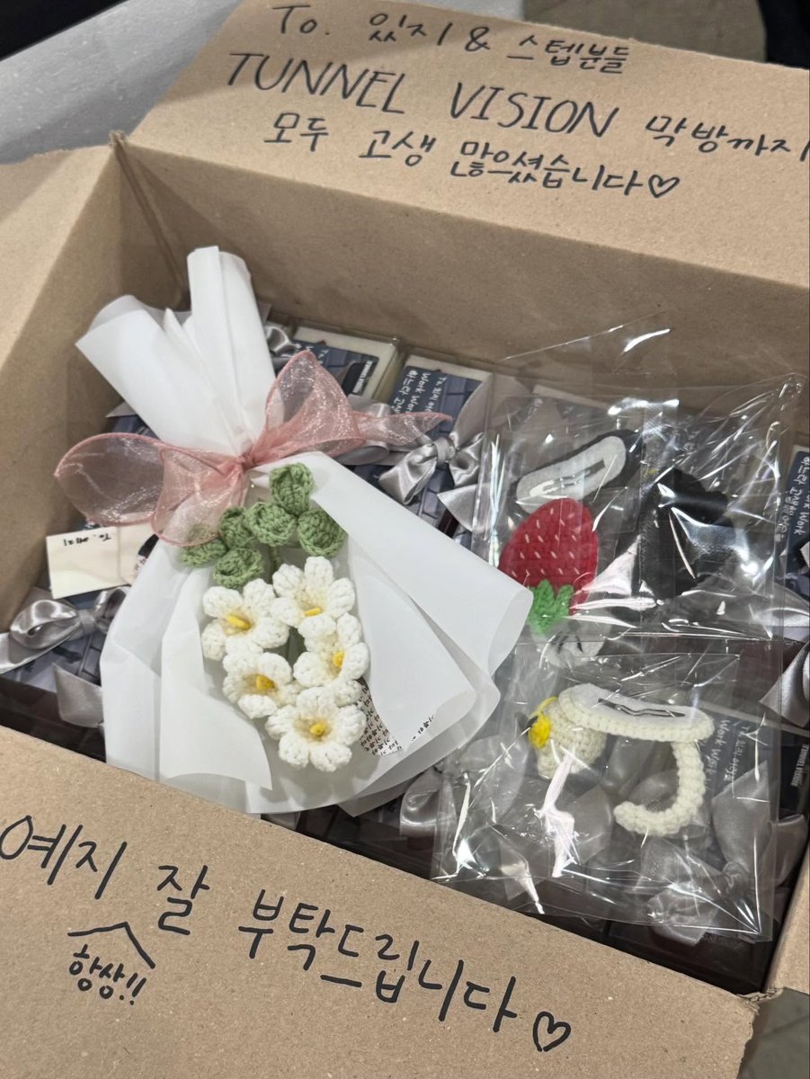 yeji_news's tweet image. #YEJI mentioned on Bubble that it was her school friends who sent these gifts she posted on Instagram🥺🖤

📦 “To. ITZY &amp;amp; Staff 

Thank you for all your hard work until the last broadcast of TUNNEL VISION♡

Please ^always take good care of Yeji!!♡”

🧁 “Hwang Yeji is amazing”