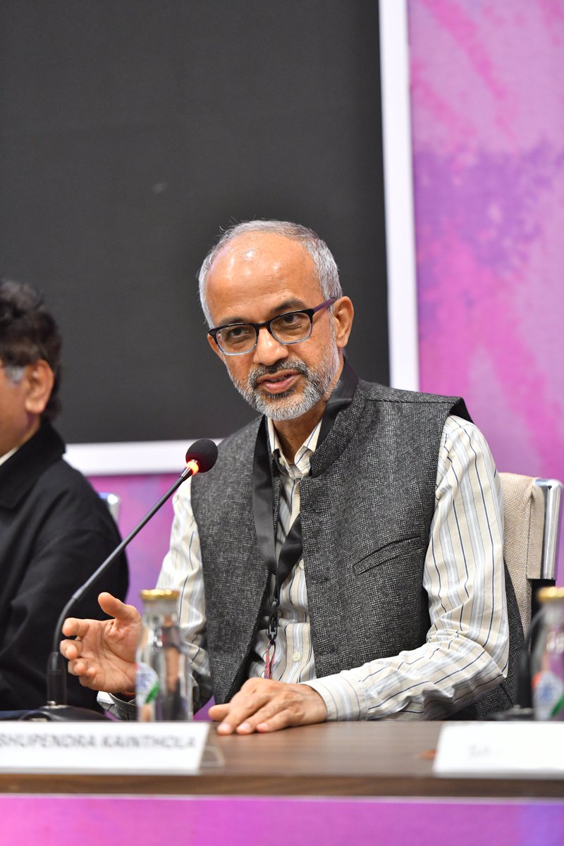 PIB_Panaji's tweet photo. 📚🎥 Honouring a legend at #IFFI56!

Mazhar Kamran’s book ‘Maa, Uma, Padma’ explores the powerful and revolutionary cinema of Ritwik Ghatak, a master often ahead of his time.

Released by @DPD_India, the book celebrates Ghatak’s enduring place in India’s cinematic history✨

#IFFI2025 #IFFIGoa