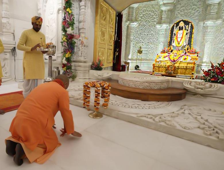 CMOfficeUP's tweet image. आजु सफल तपु तीरथ त्यागू।
आजु सुफल जप जोग बिरागू॥
सफल सकल सुभ साधन साजू।
राम तुम्हहि अवलोकत आजू॥

भव्य-दिव्य-नव्य श्रीराम जन्मभूमि मंदिर के शिखर पर ध्वजारोहण की पूर्व संध्या पर #UPCM @myogiadityanath ने श्री अयोध्या धाम में प्रभु श्री रामलला के दर्शन-पूजन कर लोकमंगल की कामना की।