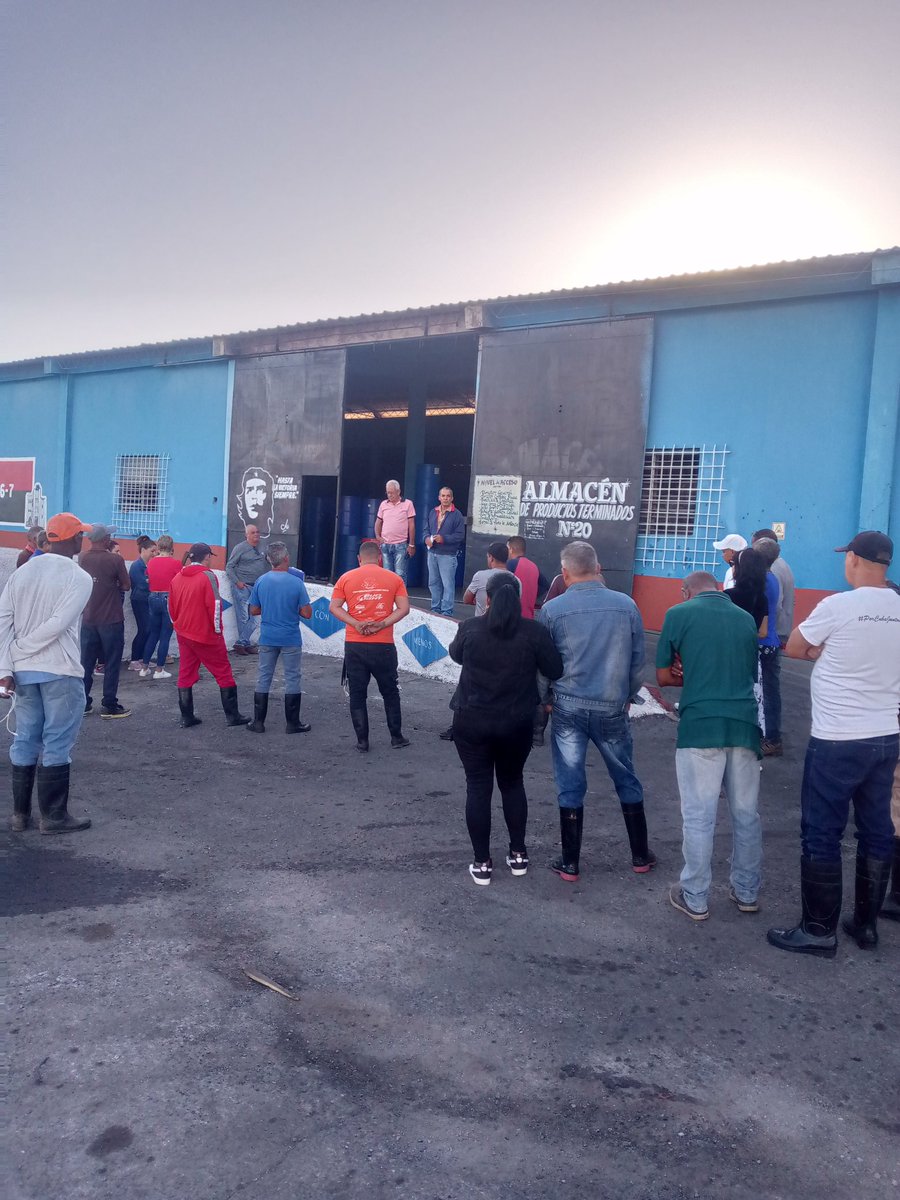 YoanSH1982's tweet photo. En el día de hoy la UEB de Logística de la ECV la conchita realista matutino donde se le informa a los trabajadores el resultado de las ventas en lo que va de mes y las proyecciones para cumplir el plan #AgroalimPorCuba #PinarXNuevasVictorias https://t.co/jT7rIUGUAw