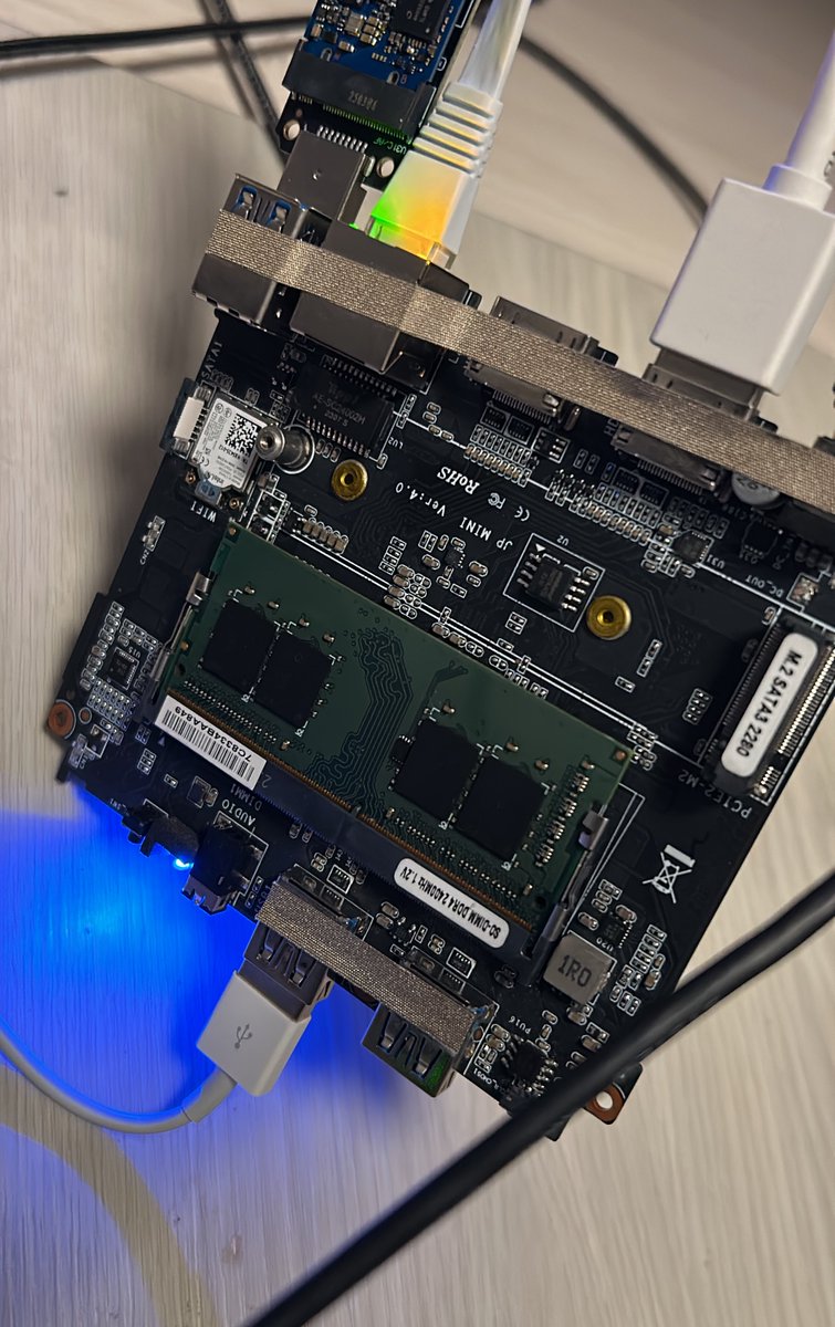 keyakko's tweet image. デスクトップ向けのメモリをノート向けの基板に移植したら、一旦画面映ったからメモリテストしてる