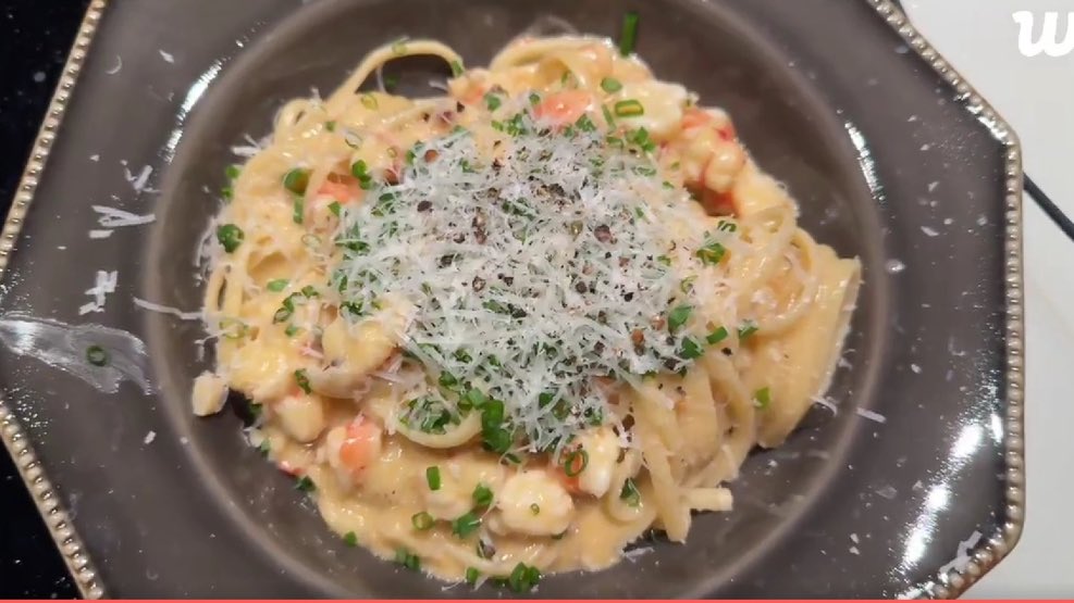 tetispam's tweet image. as an italian, the amount of parmesan cheese he put on seafood pasta is😭