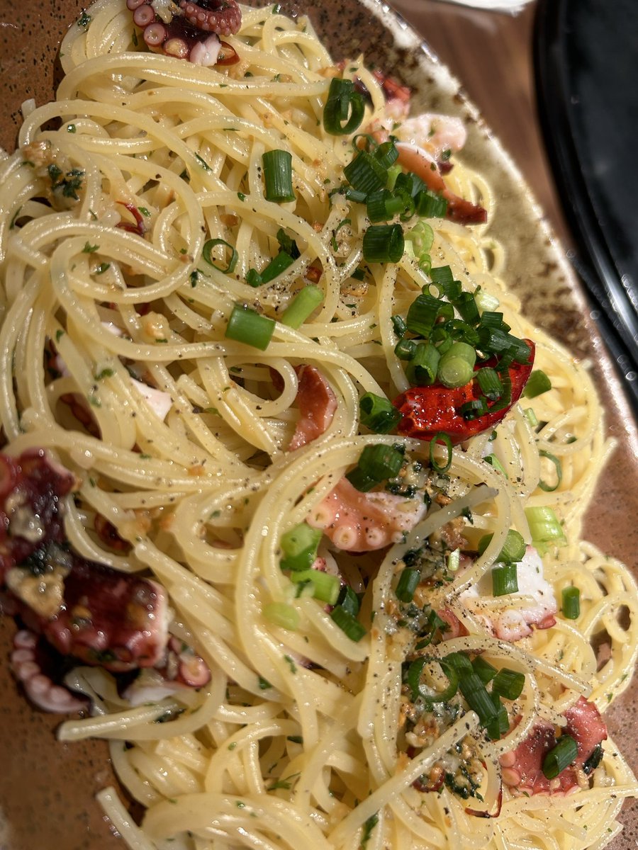 JRXgTe7WL222038's tweet image. 今日は職場の先輩と昼飯食いにいったんやけど、タコの🐙ペペロンチーノまじで美味しかった。
#たこ #ぱすた #ペペロンチーノ #料理写真 #料理好きな人と繋がりたい #料理好き #海鮮