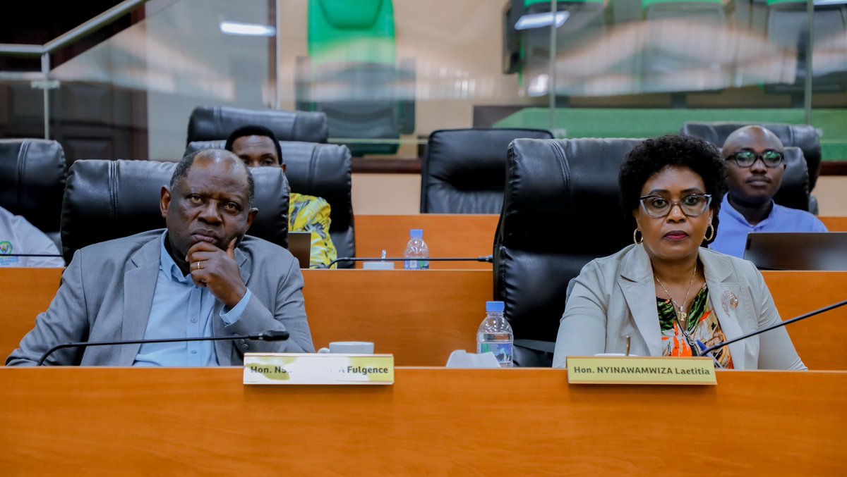 RwandaParliamnt's tweet photo. Uyu munsi, Abasenateri bagize Komisiyo y’Iterambere ry’Ubukungu n’Imari batangiye kuganira n’inzego mu gikorwa cya Komisyo kigamije kugenzura ibikorwa bya Guverinoma mu kwegereza abaturage amazi meza. https://t.co/MyfMkpyTkQ