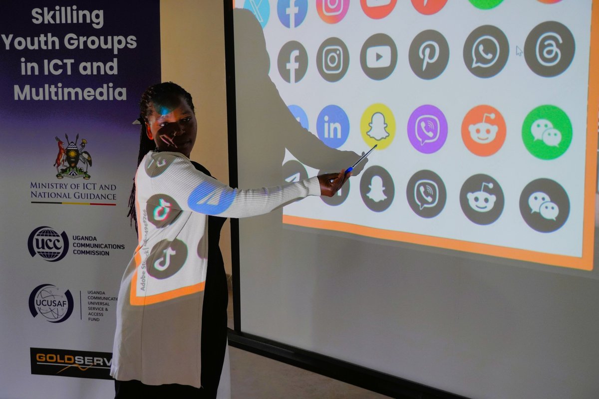 GoldServe_'s tweet image. Trainees were introduced to the basic navigation features on smartphones, ensuring that all they shared a common understanding of phone navigation. They were then transitioned into a discussion on essential mobile applications relevant to the training, such as X and TikTok.…