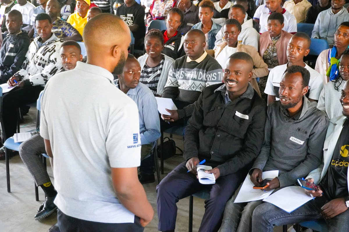 GoldServe_'s tweet image. Trainees were introduced to the basic navigation features on smartphones, ensuring that all they shared a common understanding of phone navigation. They were then transitioned into a discussion on essential mobile applications relevant to the training, such as X and TikTok.…