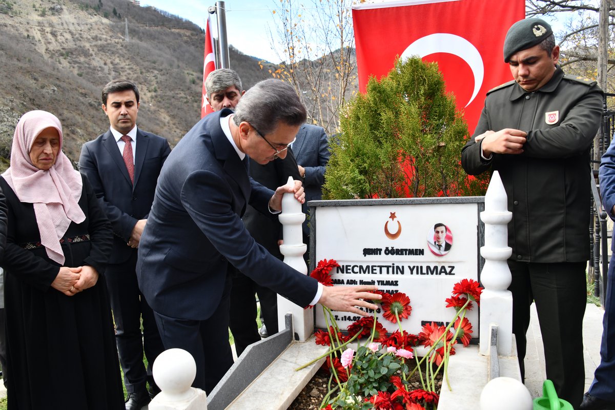 Ghanevalilik's tweet photo. 🇹🇷 Valimiz Aydın Baruş, 24 Kasım Öğretmenler Günü kapsamında, 2017 yılında teröristler tarafından kaçırılarak şehit edilen sınıf öğretmeni Necmettin Yılmaz’ın, Torul ilçesi Demirkapı köyündeki kabri başında düzenlenen anma programına katıldı.

🌹 Şehit öğretmenimizin ailesi ve protokol üyeleriyle birlikte, henüz 8 aylık öğretmenkenşehit edilen Necmettin Yılmaz’ın kabrine karanfil bırakan Valimiz, Kur’an-ı Kerim tilaveti ve duaların ardından yaptığı konuşmada, şehit öğretmenimizin hem Gümüşhane’nin evlatları hem de ülkenin gençleri için örnek bir şahsiyet ve sembol bir isim olduğunu vurguladı.

🕯️ Valimiz konuşmasında şu değerlendirmelerde bulundu: “Necmettin Öğretmen, vatan ve millet sevgisi uğruna hangi fedakârlıkların yapılabileceğini gösteren idealizmin, cesaretin ve adanmışlığın sembolüdür. O, ülkesinin çocukları için neler yapılabileceğini gösteren büyük bir yürektir. Tüm eğitim camiasına ışık olmuş; mesleğine ve ülkesine bağlılığın en güçlü örneklerinden birini vermiştir. Onu rahmet ve minnetle anıyoruz. Eğitim camiamızda onun yaktığı meşale hiç sönmeyecek.”