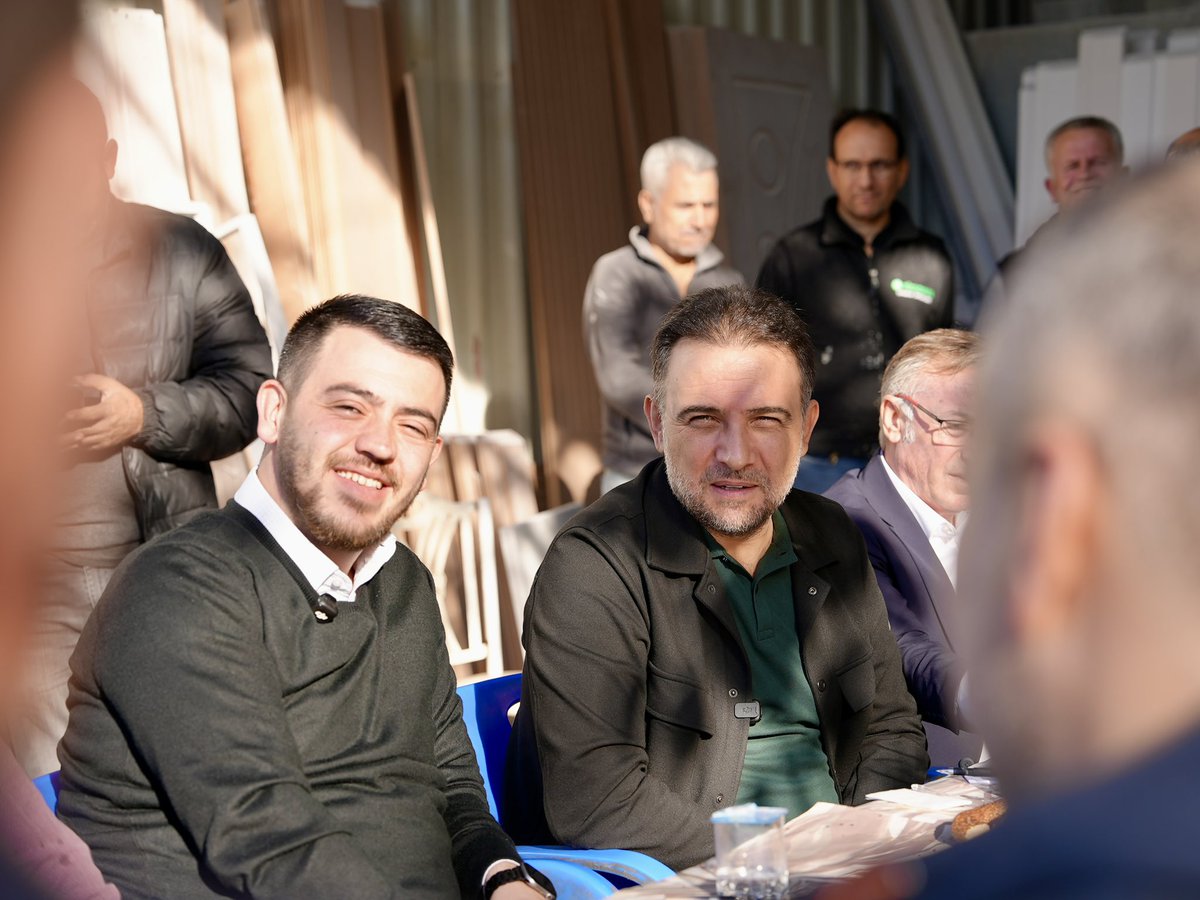 📍Küçük Sanayi Sitesi

Sabahın bereketiyle AK Parti Manisa Milletvekilimiz Murat Baybatur’la birlikte küçük sanayi esnafımızla kahvaltıda buluştuk.

Çaylarımızı içip samimi sohbetler ettik, esnafımızın düşüncelerini ve taleplerini dinledik.

Güne esnafımızla birlikte başlamak