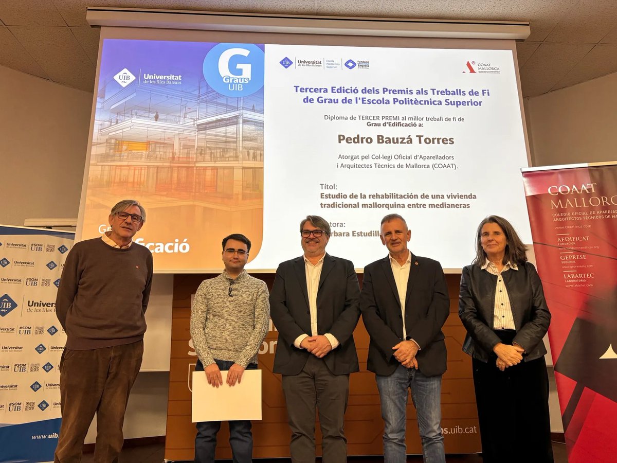 📌 L' <a href="/epsuib/">Escola Politècnica Superior de la UIB</a> ha lliurat avui els premis als millors treballs de fi de grau del curs 2024-25 en un acte en el que ha participat el president del COAAT Mallorca, Luis Alfonso de León. 👉🏻 bit.ly/4rfSzFK
