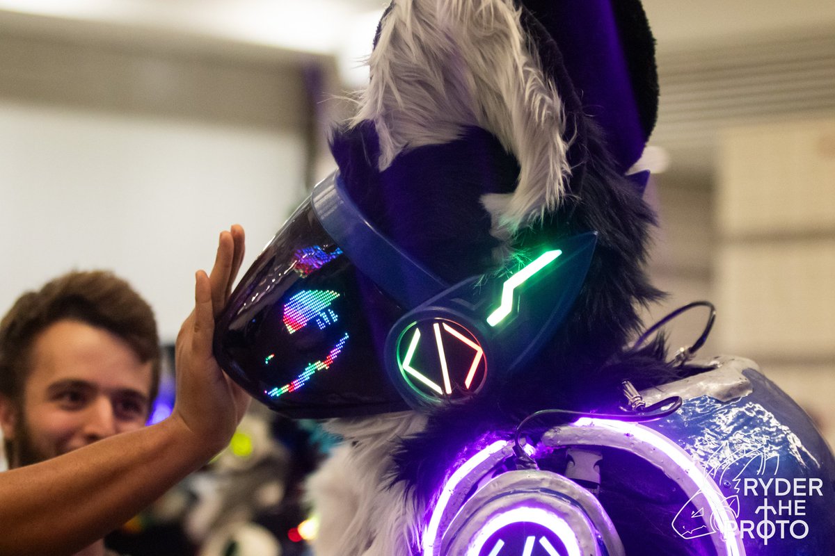 We know protos love boops at the <a href="/anthrocon/">Anthrocon, Inc.</a> protogen meet!!! ♥️

🤖: <a href="/ShadeProtogen/">Shade</a> 
🧵: <a href="/TunaCanCreation/">tunacancreations.bsky.social</a>

#furry #fursuit #protogen #anthrocon
