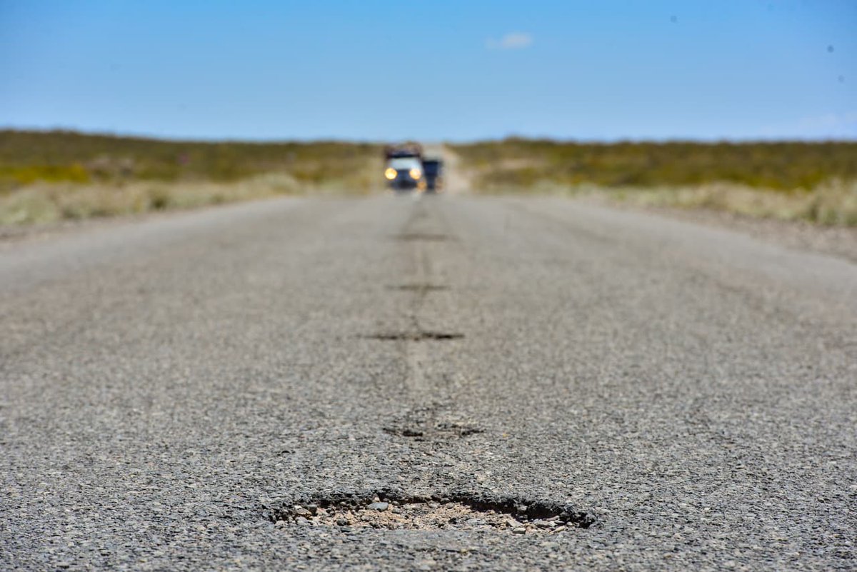 Rolo_Figueroa's tweet photo. COMIENZA LA REPAVIMENTACIÓN DE RUTA 6

Dimos un paso clave para la integración de la Norpatagonia: comenzamos la repavimentación de la Ruta Provincial 6, una obra que refleja la decisión política de unir nuestras provincias y acompañar el crecimiento que impulsa Vaca Muerta.

Mientras arrancan los trabajos, ya proyectamos la extensión del asfalto hacia Río Negro. Este corredor interprovincial es fundamental para fortalecer la producción, la conectividad y el desarrollo regional que nos propusimos consolidar.