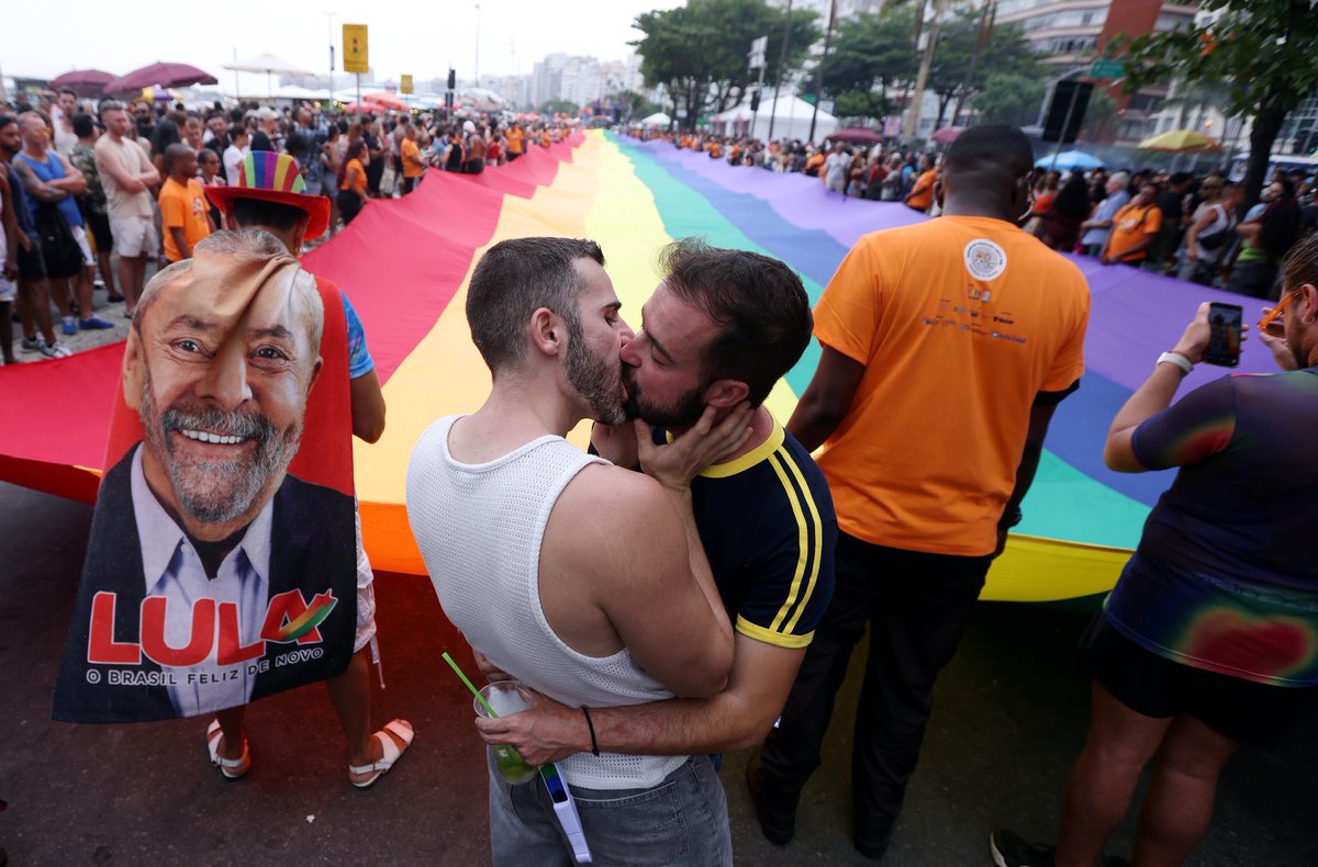 BobKarpDR's tweet image. Rio de Janeiro’s iconic Pride Parade marks 30 years of LGBTI+ history with a powerful message of inclusion and sustainability. A global symbol of solidarity, the parade reaffirms Rio’s commitment to diversity, respect and a sustainable future for all. #ParadaLGBTI #PRIDE 🏳️‍🌈