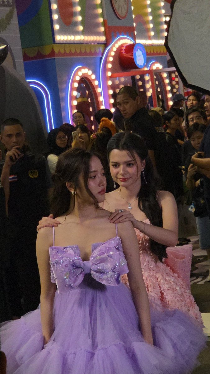 BumbleBabyBee2's tweet image. Behind every strong woman is another strong woman 🔥🔥

SAROCHA REBECCA DISNEY AT CTW 
#centralwOrldXmasXFreenBecky