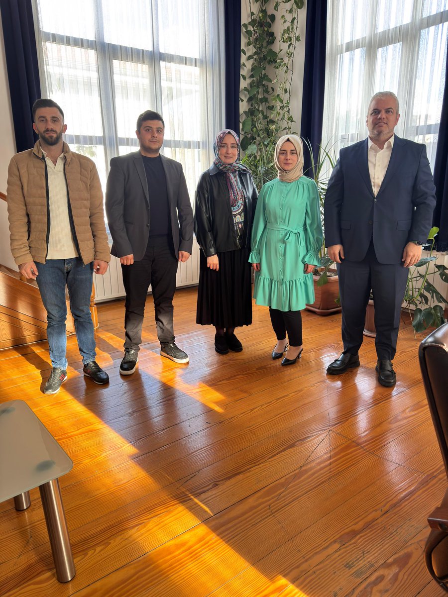 AK Parti Fatih Gençlik Kolları olarak 24 Kasım Öğretmenler Günü dolayısıyla ilçemizdeki okulları ziyaret ederek öğretmenlerimizin gününü tebrik ettik.
Geleceğimizi inşa eden tüm öğretmenlerimize minnettarız. 🎓🇹🇷y