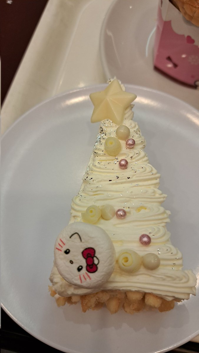 kisisama1's tweet photo. キティちゃんのケーキ
しっとり甘さ控えめで美味しかった✨スタジオスターズレストランのケーキ可愛すぎて全制覇したい(この日はエルモもスヌーピーも売り切れてた😭)
 #USJファン https://t.co/UVUFTOV4nz