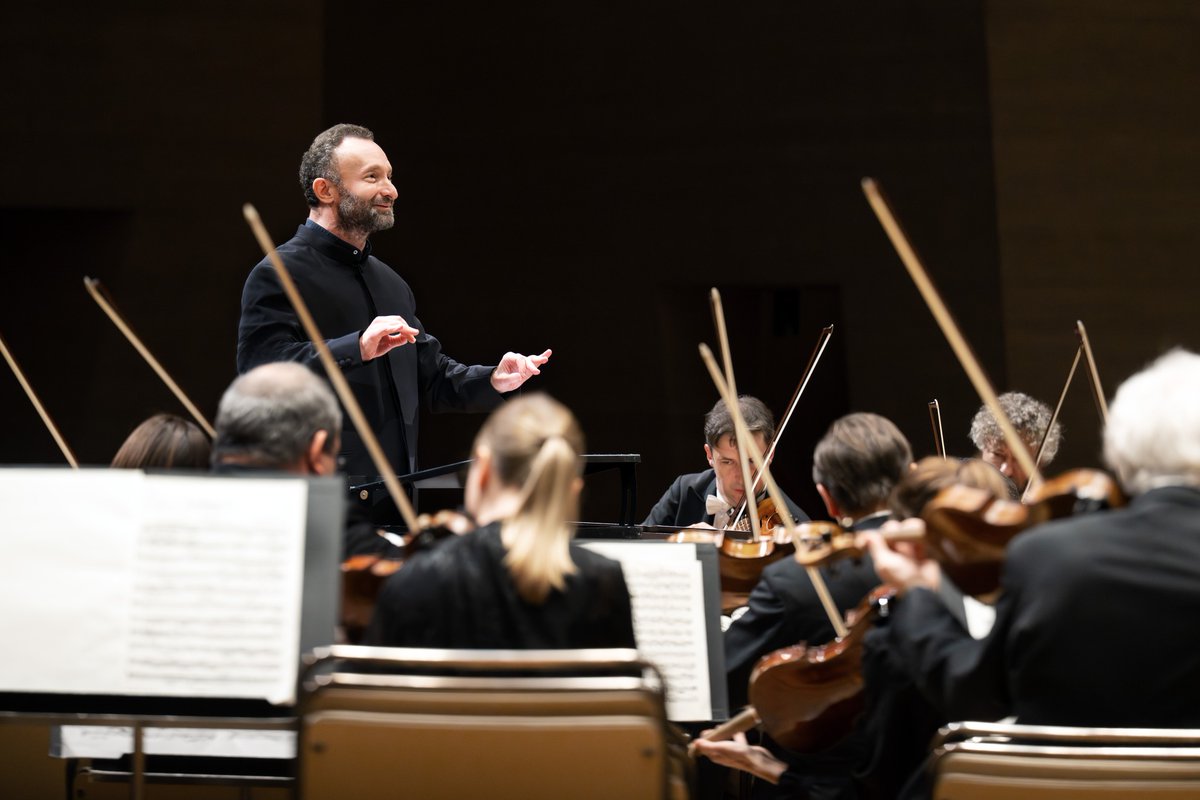 BerlinPhilJapan's tweet photo. ✈️昨晩、今回のアジア・ツアーの最後を飾る公演が東京のサントリーホールで行われました。ベルリン・フィルとペトレンコは、メインとなるブラームスの交響曲第1番、そしてシューマン、ワーグナーの作品を披露。拍手喝采に包まれたコンサートの様子を、写真でご覧ください。
📷 Monika Rittershaus https://t.co/AgI4RZBrkS