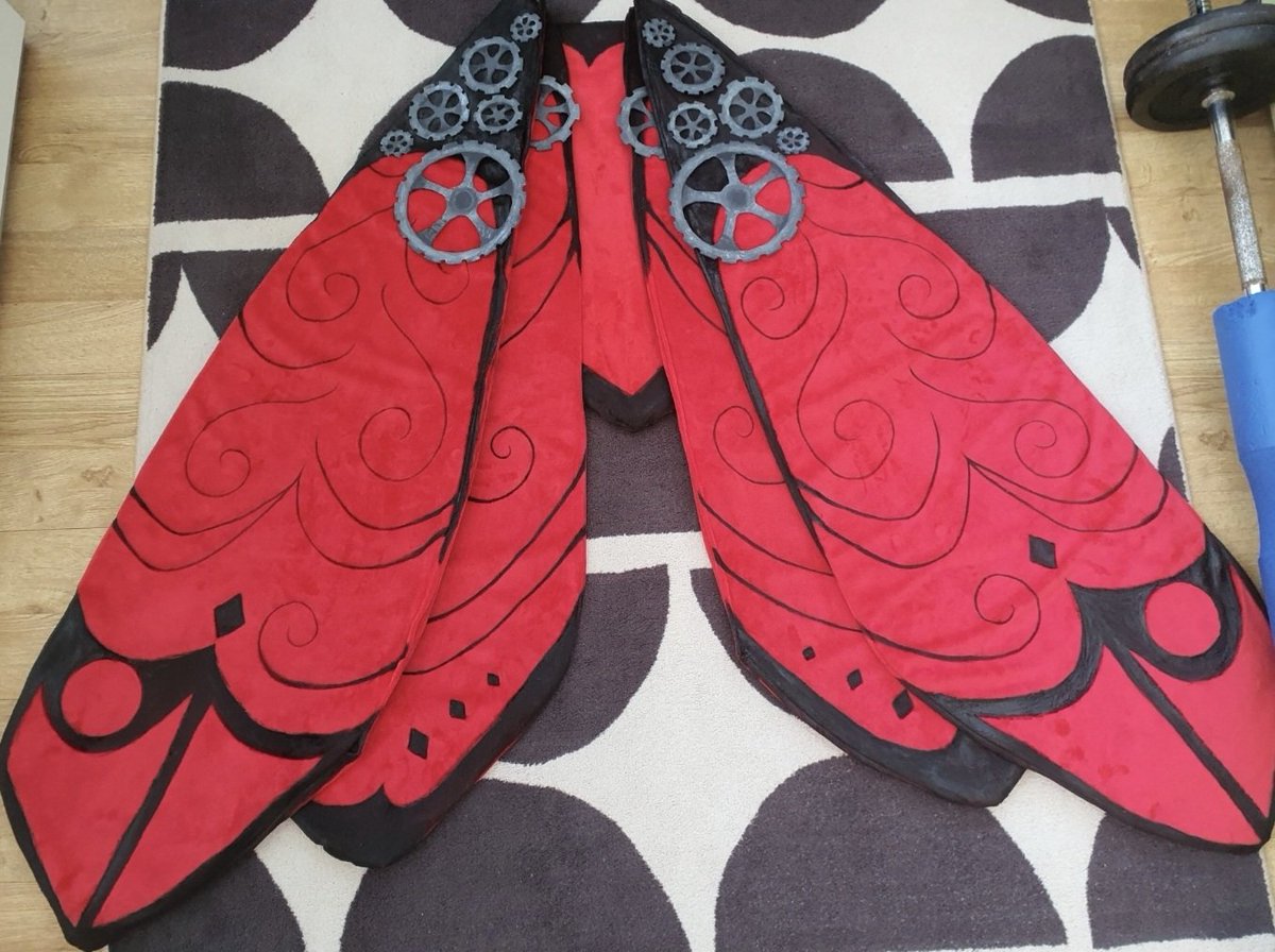 azriedraws's tweet image. I wanted to show the reference sheet I made for my Doc design (along with the photo of the wings since I acctually made them irl for my cosplay and i think they look sick)