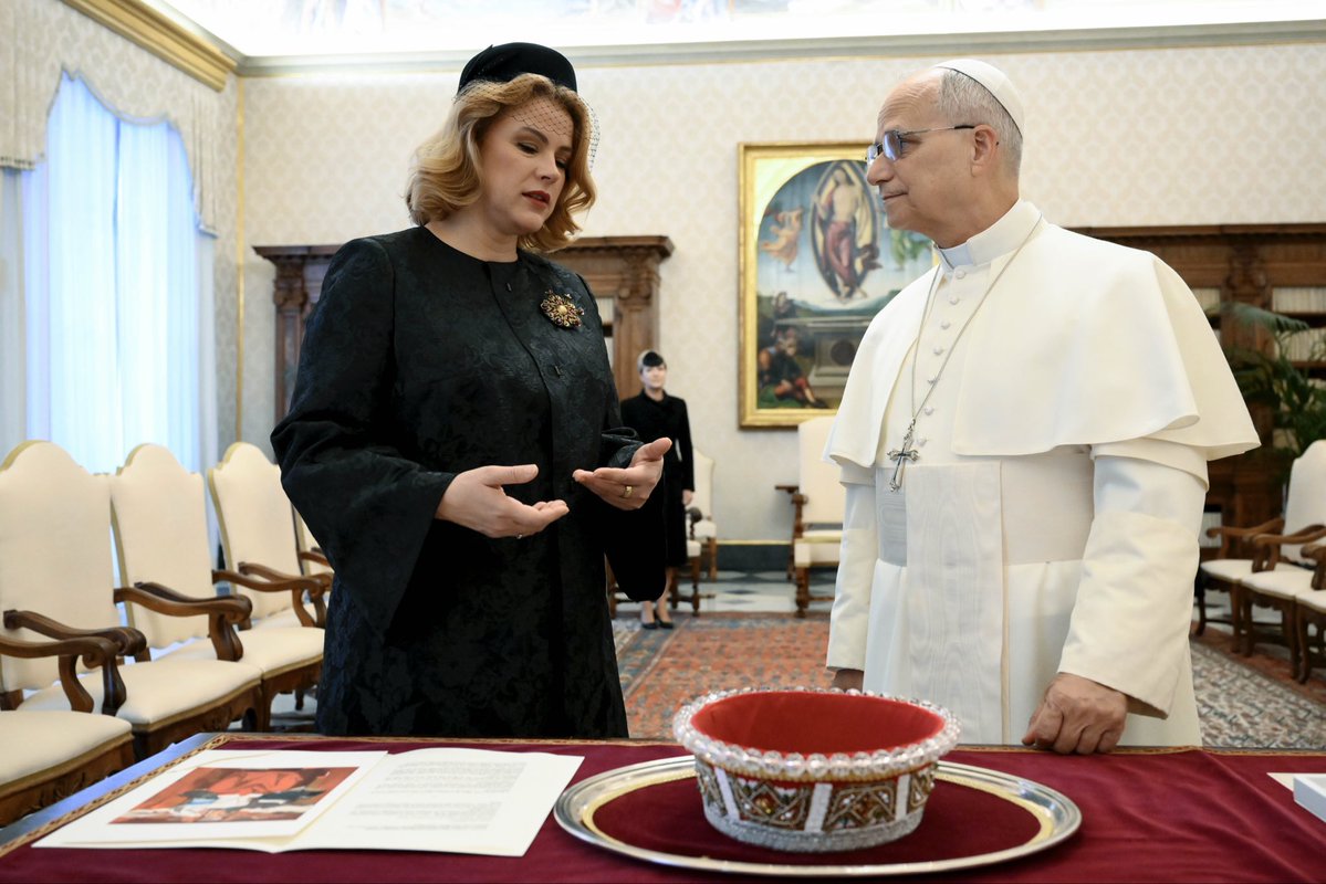 EvikaSilina's tweet image. Man bija liels gods gan kā svētceļniecei, gan kā valdības vadītājai tikties ar Viņa Svētību pāvestu Leonu XIV, pārstāvot Latviju šeit, Vatikānā.

Pasniedzu Viņa Svētībai īpašu dāvanu no Latvijas: Nīcas–Bārtas tautastērpa etnogrāfisko vainagu un Džemmas Skulmes gleznas “Mantojums.…